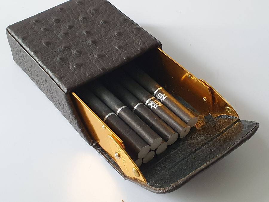 Hộp đựng thuốc l&aacute;