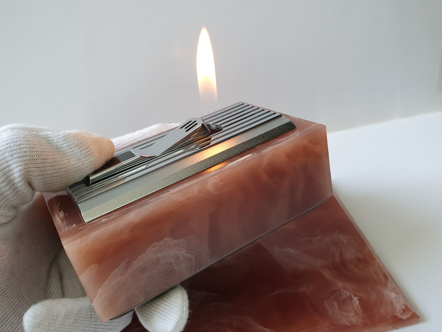 Bật lửa để b&agrave;n